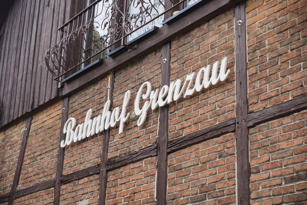 a sign on the side of a brick building at Bahnhof Grenzau in Höhr-Grenzhausen