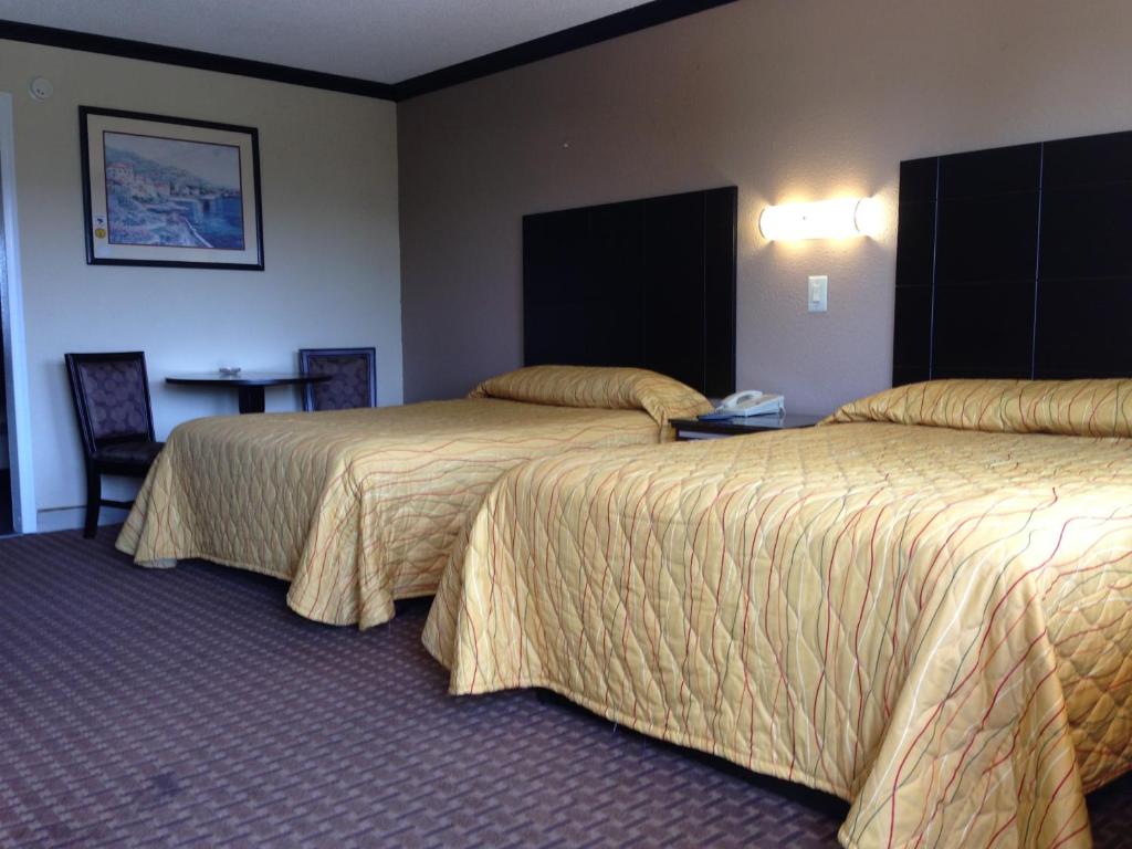 Del Amo Inn - Double Room With Two Double Beds