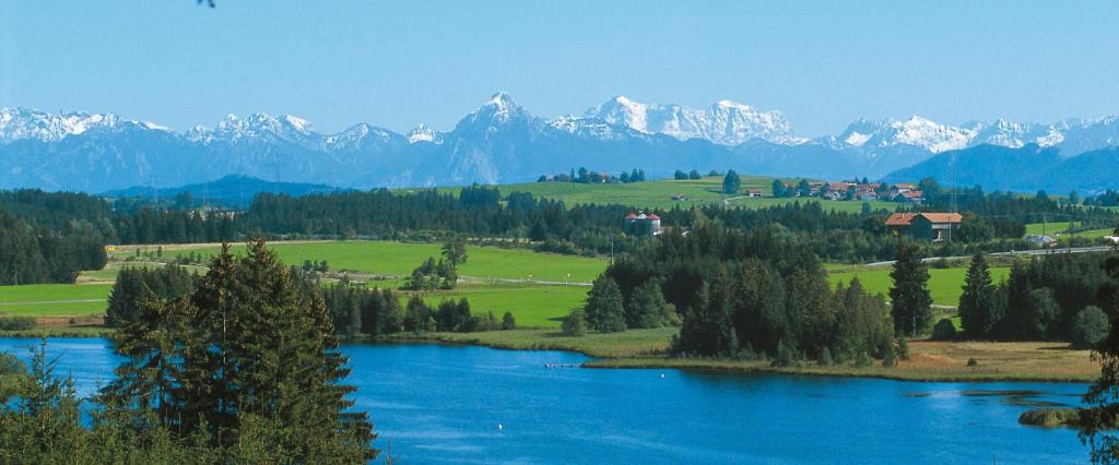 une rivière bleue avec des montagnes enneigées en arrière-plan dans l'établissement Chaletwohnung Seeblick, à Oy-Mittelberg