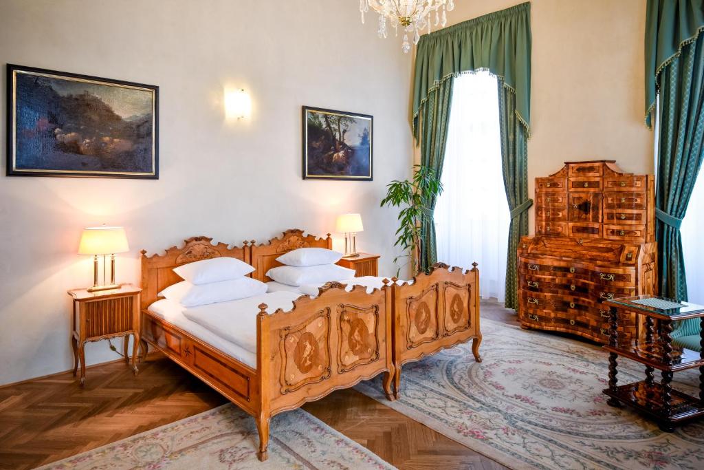 Postel nebo postele na pokoji v ubytování Château Liblice