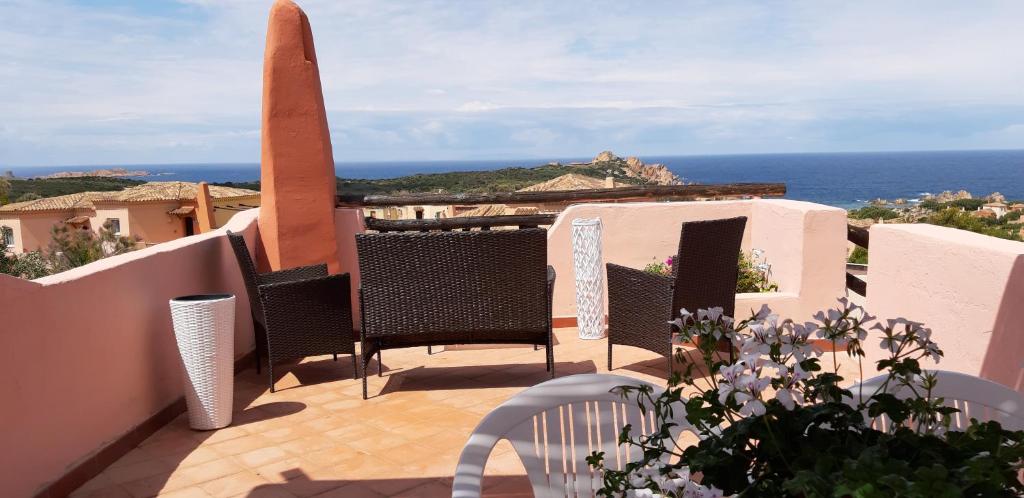 d'un balcon avec des chaises et une vue sur l'océan. dans l'établissement mare natura confort... il mio paradiso in Sardegna, à Isola Rossa