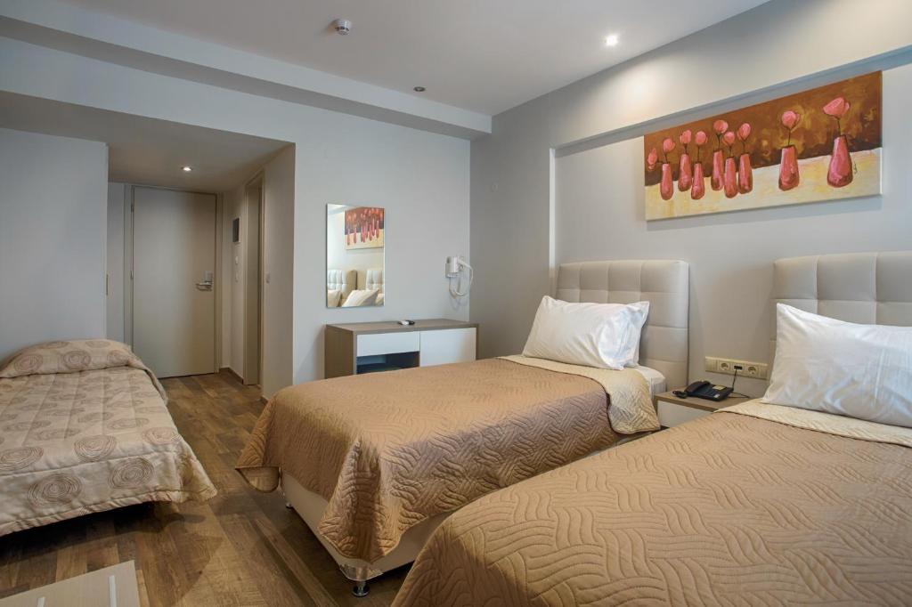 pokój hotelowy z dwoma łóżkami w pokoju w obiekcie Irini Hotel w Heraklionie