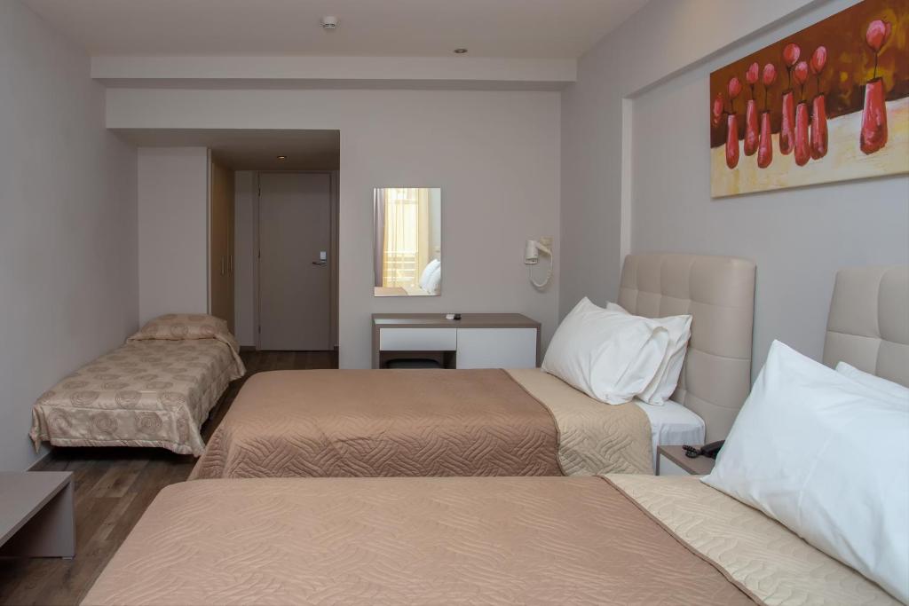 Łóżko lub łóżka w pokoju w obiekcie Irini Hotel