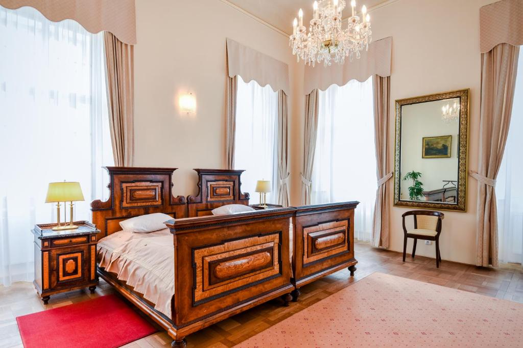 Postel nebo postele na pokoji v ubytování Château Liblice