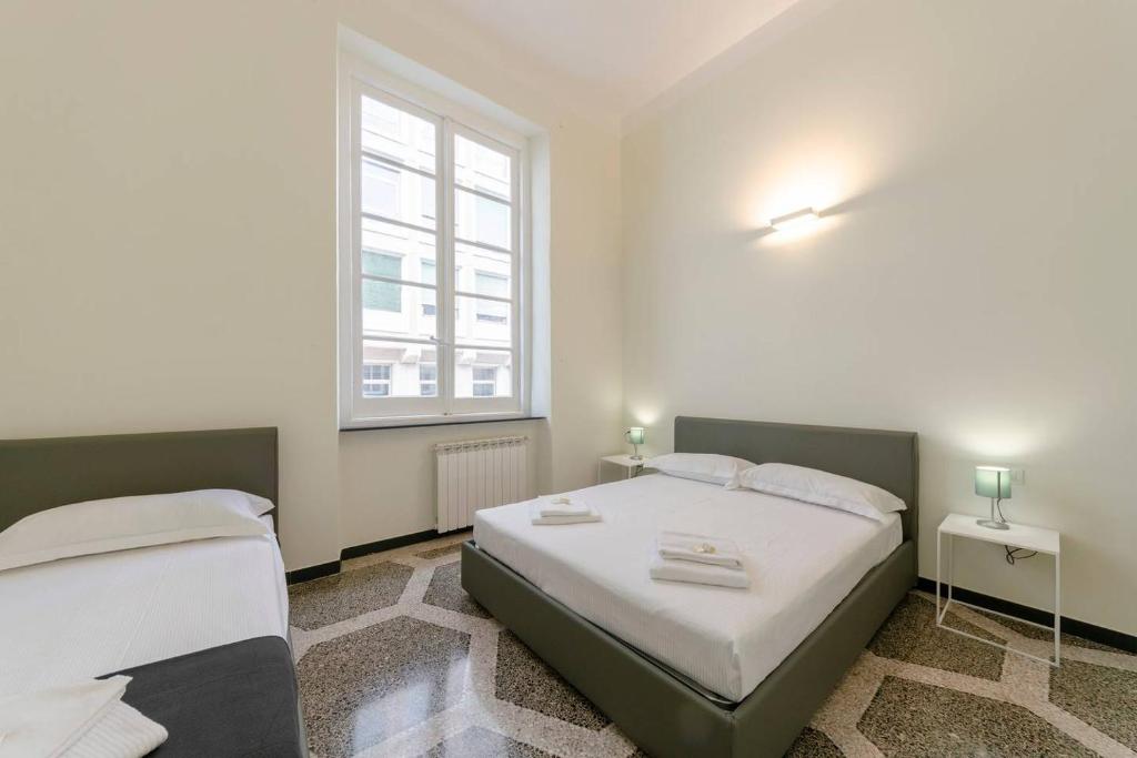 Posteľ alebo postele v izbe v ubytovaní JOIVY Elegant Flat for 7, in the heart of Genoa