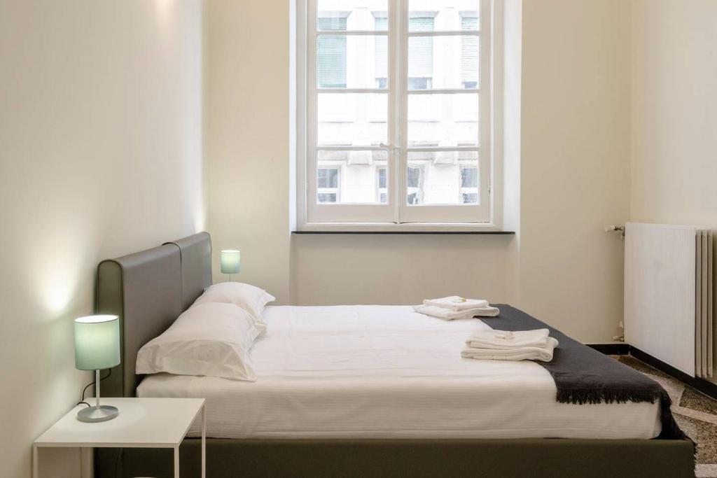 Posteľ alebo postele v izbe v ubytovaní JOIVY Elegant Flat for 7, in the heart of Genoa