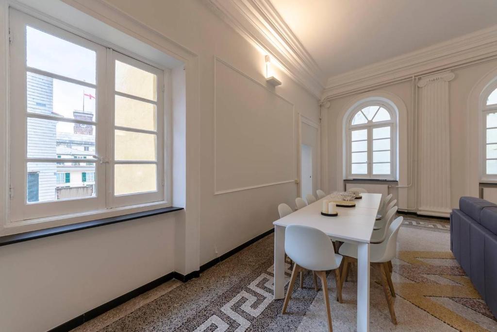 Posedenie v ubytovaní JOIVY Elegant Flat for 7, in the heart of Genoa