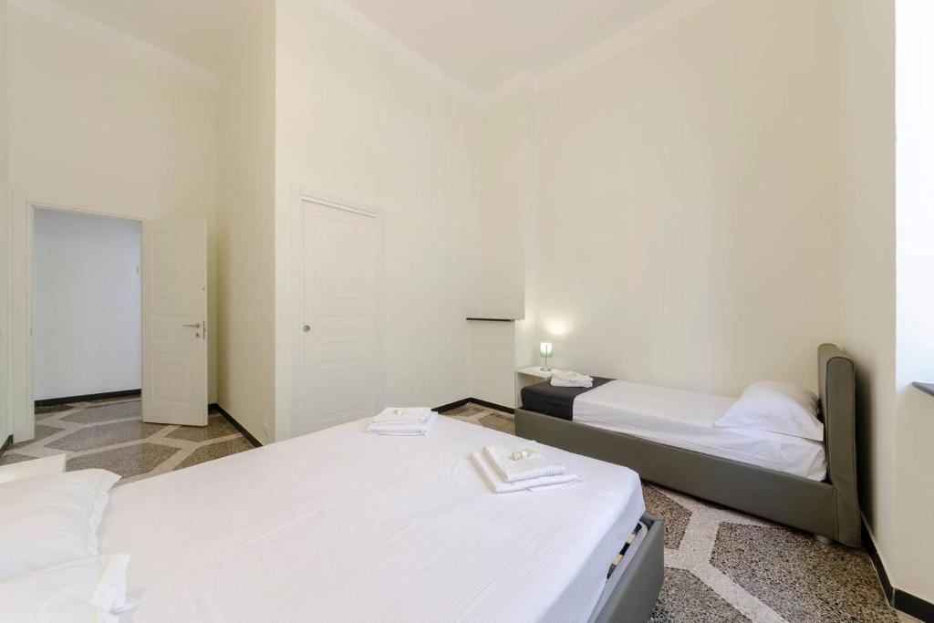 Posteľ alebo postele v izbe v ubytovaní JOIVY Elegant Flat for 7, in the heart of Genoa