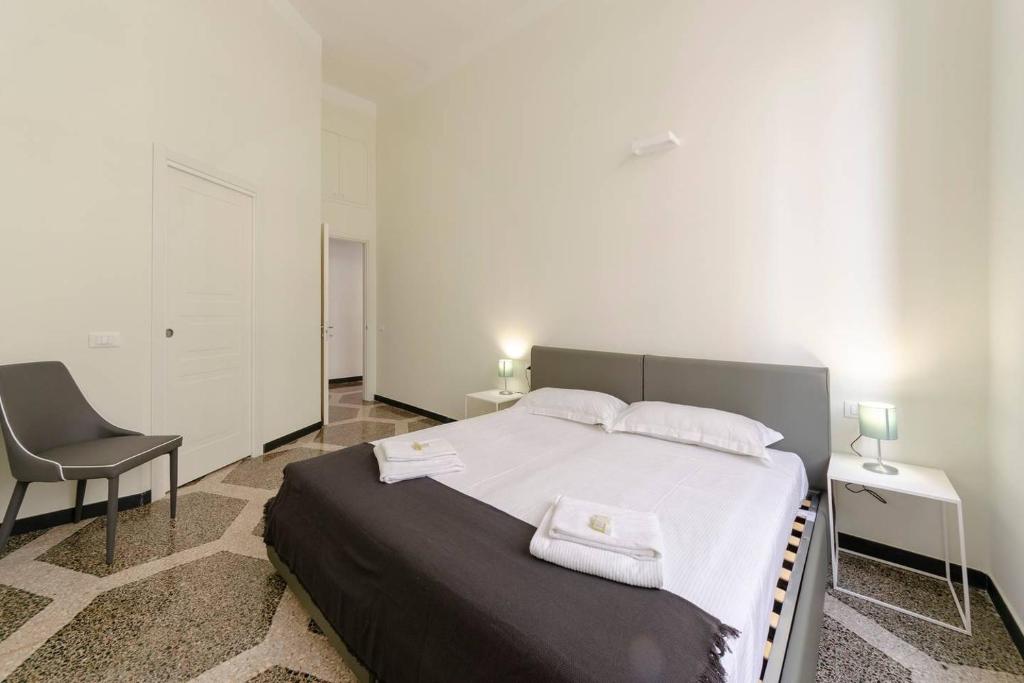 Posteľ alebo postele v izbe v ubytovaní JOIVY Elegant Flat for 7, in the heart of Genoa