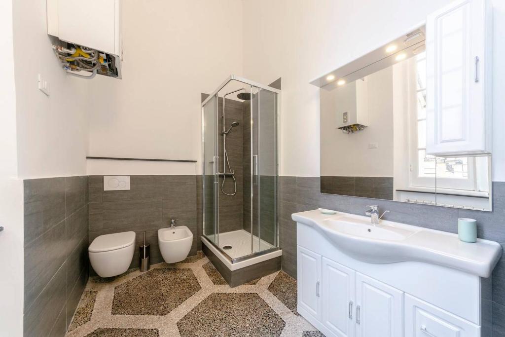 Kúpeľňa v ubytovaní JOIVY Elegant Flat for 7, in the heart of Genoa