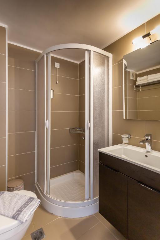 łazienka z prysznicem i umywalką w obiekcie Irini Hotel w Heraklionie