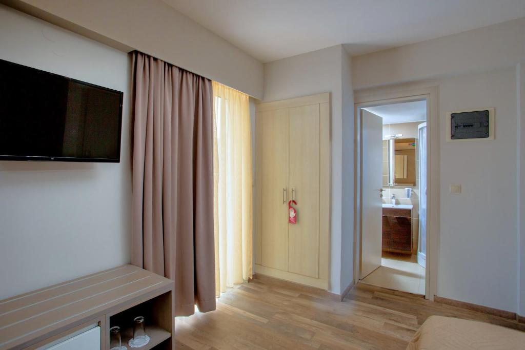 Telewizja i/lub zestaw kina domowego w obiekcie Irini Hotel