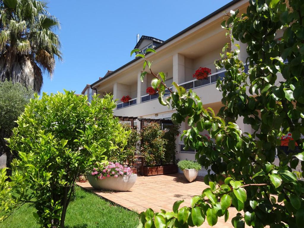 une maison avec des plantes devant elle dans l'établissement Hotel El Pescador, à Perillo