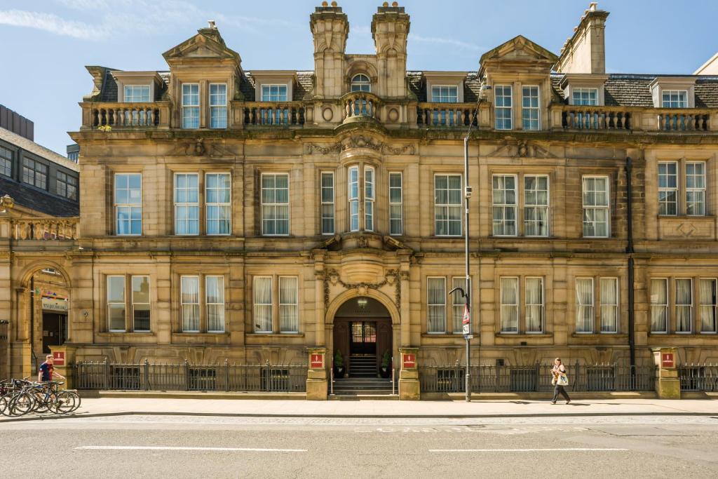 un vieux bâtiment au coin d'une rue dans l'établissement Leopold Hotel, à Sheffield