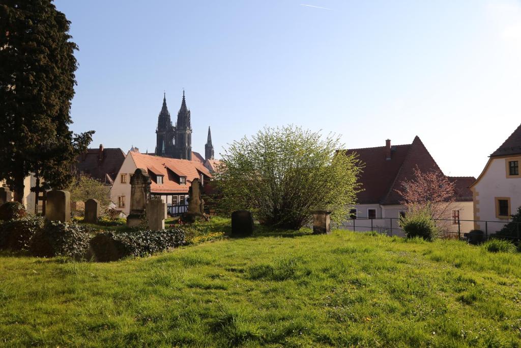 a view of a village with a church in the background at Domblick an der Freiheit in Meißen