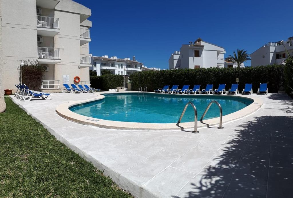 Bazén v ubytovaní Apartamentos Llevant alebo v jeho blízkosti