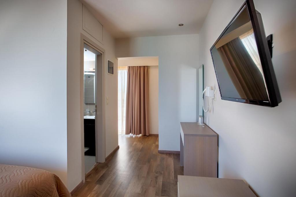 Telewizja i/lub zestaw kina domowego w obiekcie Irini Hotel