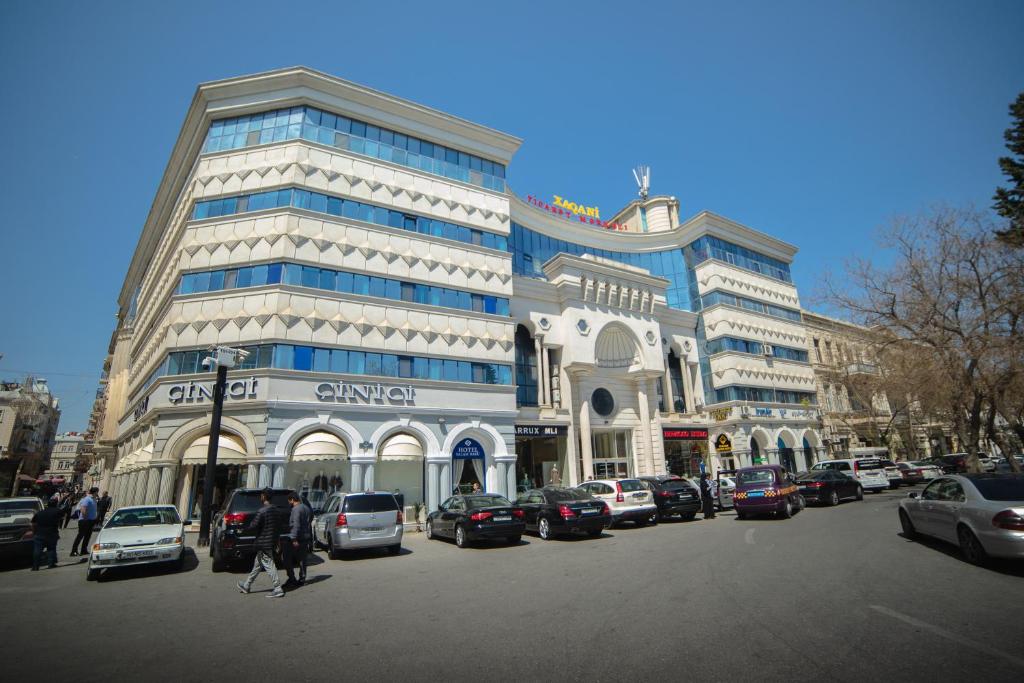 um grande edifício com carros estacionados em frente em Salam Baku Hotel (SBH) em Baku