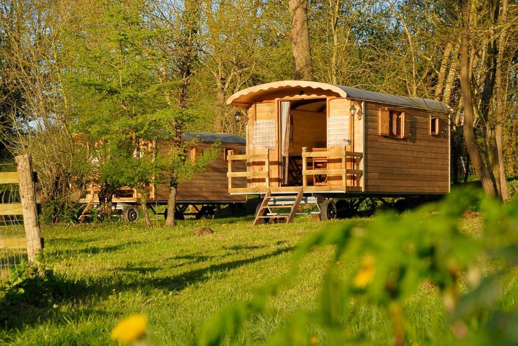 Camping La Ferme du Marais Poitevin - Roulotte , Benet, France . Réservez  votre hôtel dès maintenant ! - Booking.com