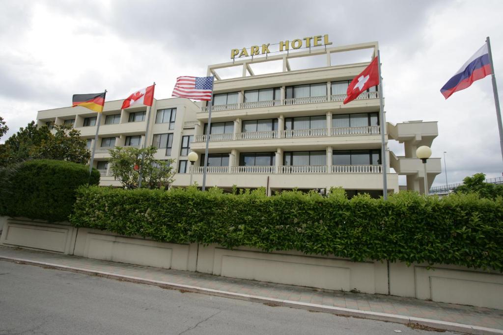 um hotel com bandeiras em frente a um edifício em Park Hotel Campitelli em Larino