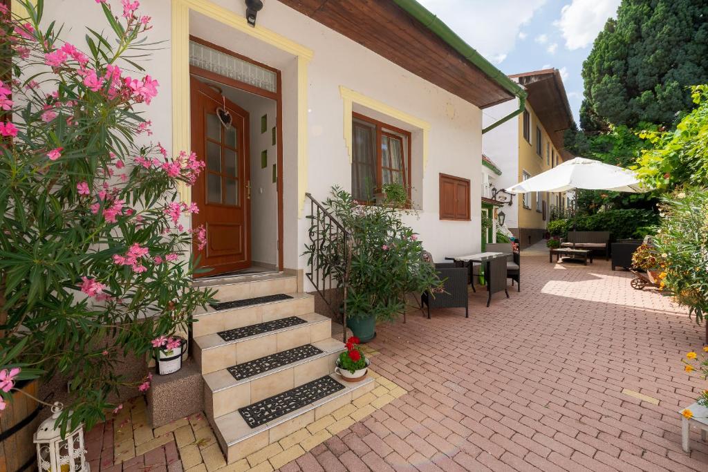 a house with a courtyard with plants and flowers at Laubgassl in Mörbisch am See