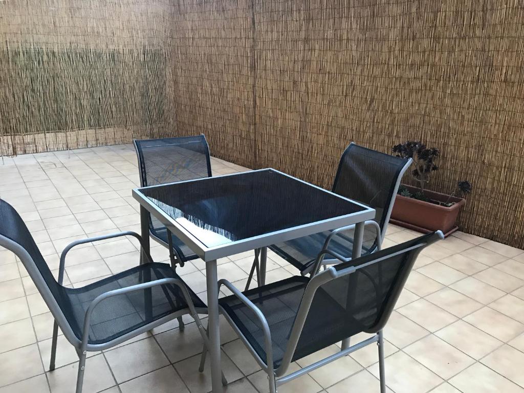 uma mesa e duas cadeiras e uma mesa e cadeiras em Casavacanze estate 1 em San Benedetto del Tronto