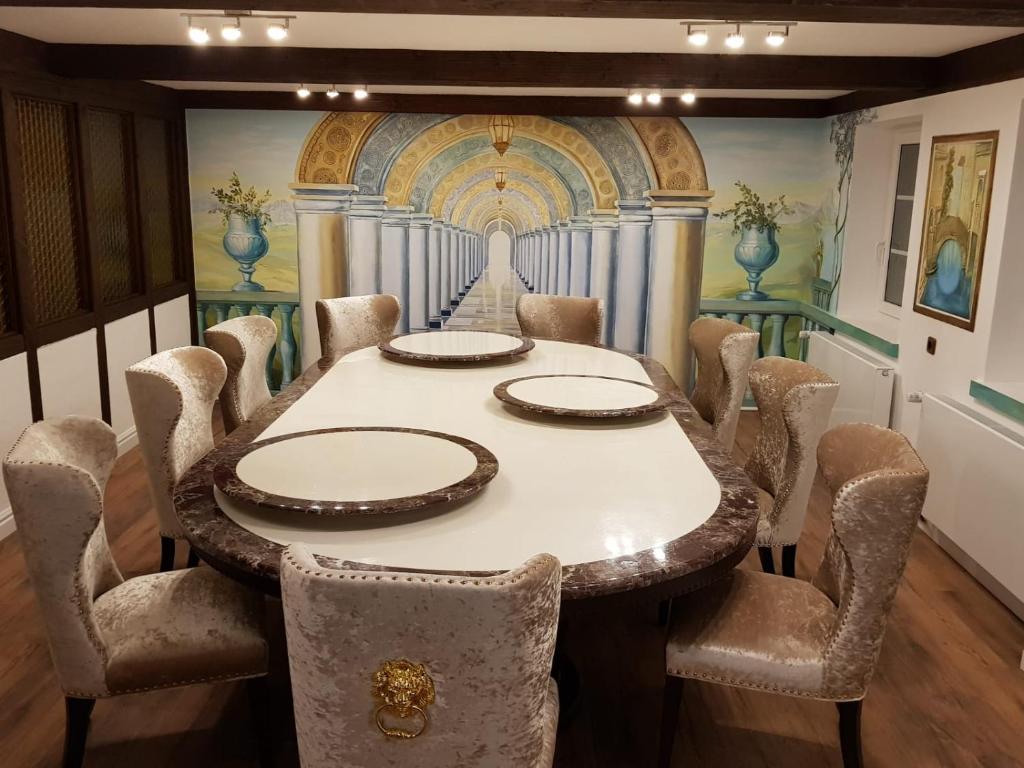 uma sala de jantar com mesa e cadeiras em Hotel Krone UG em Deißlingen