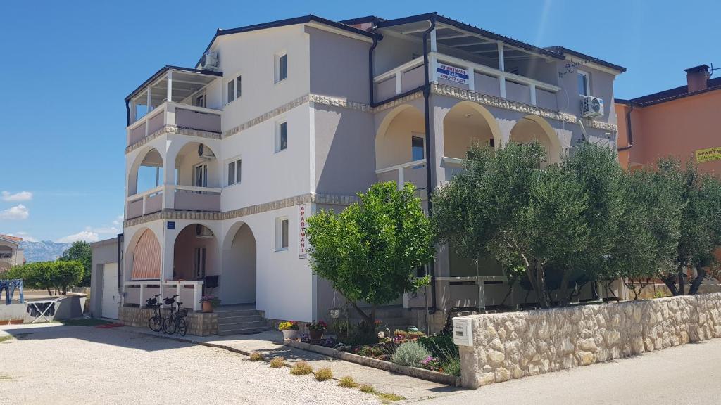 Το κτήριο όπου στεγάζεται  το διαμέρισμα