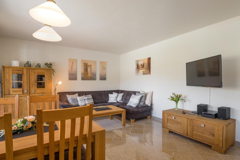 ein Wohnzimmer mit einem Sofa und einem TV in der Unterkunft Ferienwohnung Ewers in Oberstdorf