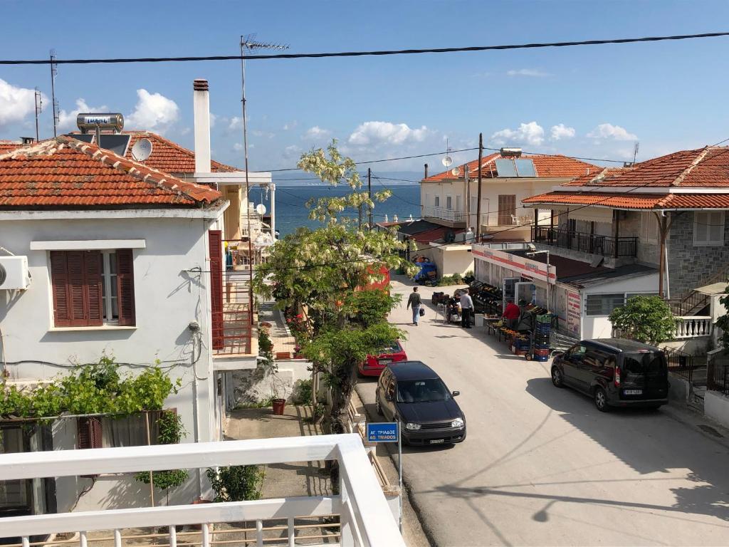 une rue de la ville avec des voitures garées dans la rue dans l'établissement Del Mar Apartments II, à Agia Triada