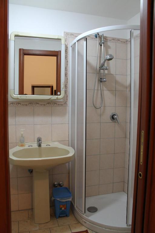 bagno con lavandino e doccia con specchio di Stanzetta del Cavaliere ad Atrani