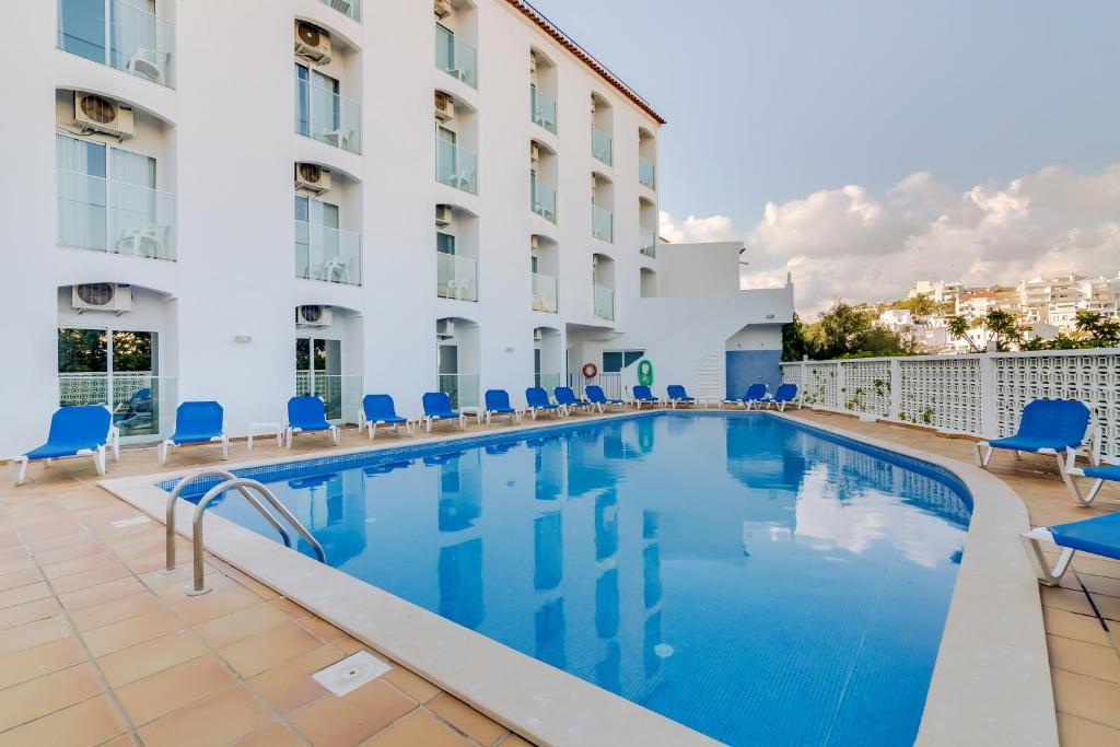 een zwembad voor een hotel bij Vila Recife Hotel in Albufeira