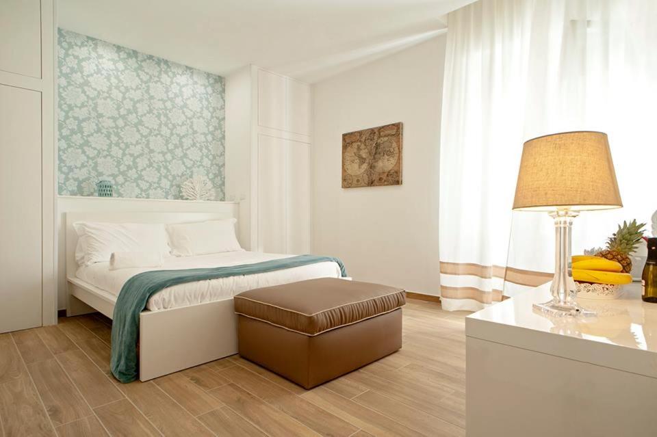 - une chambre avec un lit et une table avec une lampe dans l'établissement Affittacamere My Home, à Livourne