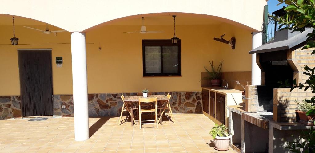 un patio con una mesa en una casa en Font Major en Horta de Sant Joan