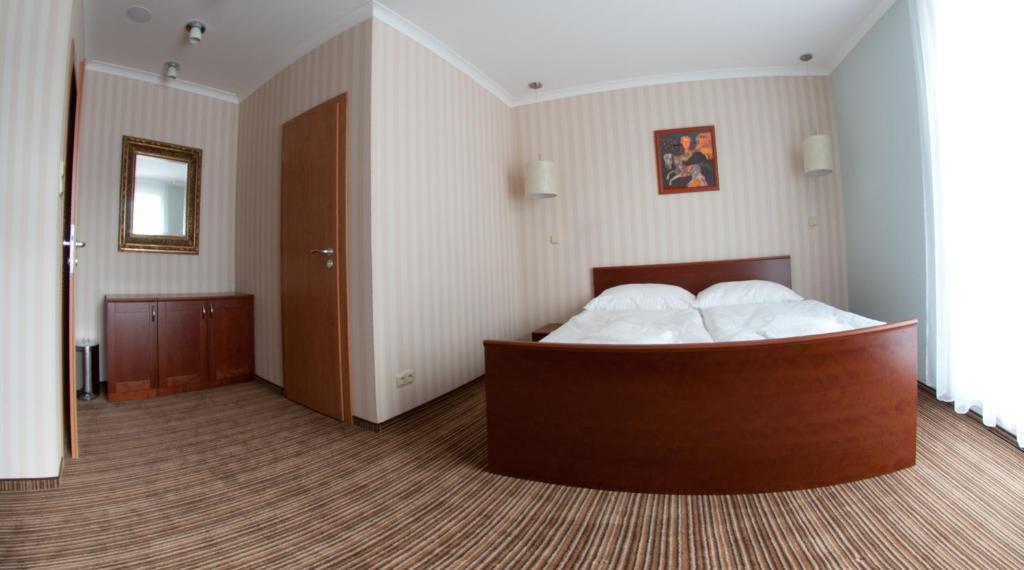 Postel nebo postele na pokoji v ubytování Hotel Encian