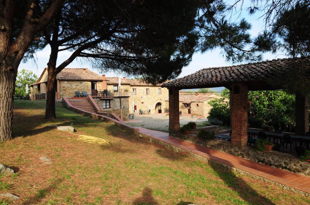 ein Gebäude mit einem Weg, der zu einem Hof führt in der Unterkunft Castello di Selvole in Vagliagli