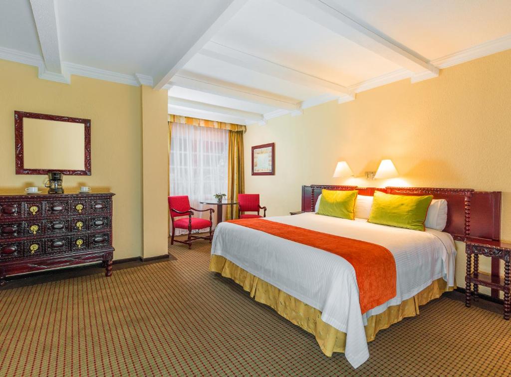 een hotelkamer met een bed en een tafel bij Hotel Geneve CD de Mexico in Mexico-Stad