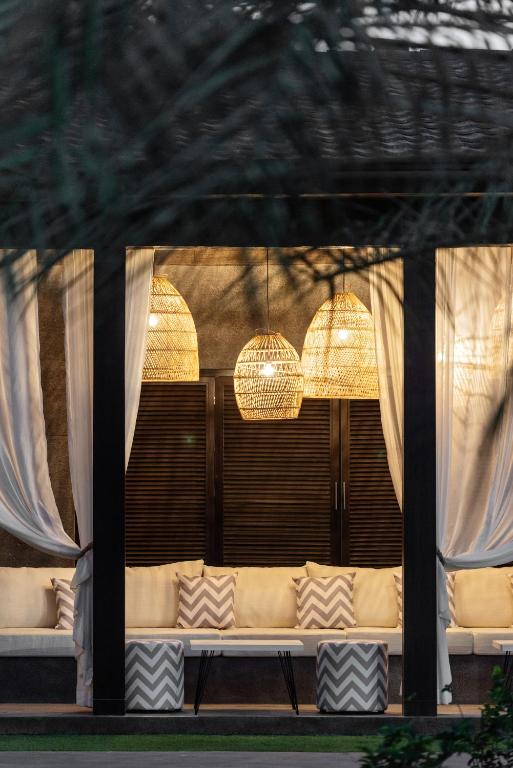 Un lugar para sentarse en Emirates Park Resort