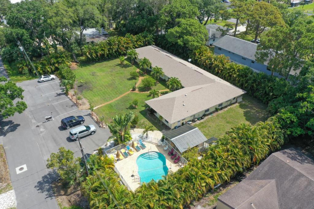 uma vista aérea de uma casa com muitas palmeiras em Tropical Fruit Garden em Sarasota