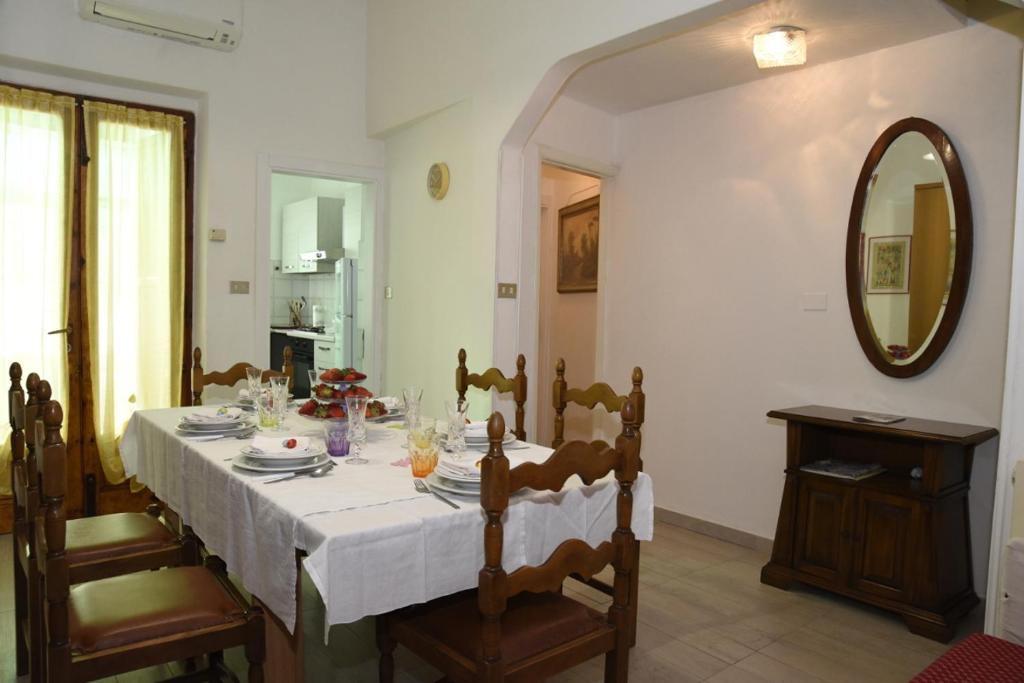 comedor con mesa y espejo en La Casa di Nonna Videlma en Carrara