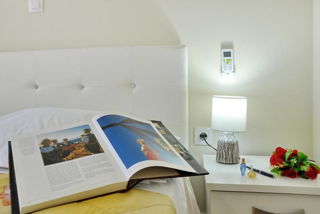 Een bed of bedden in een kamer bij Alexandras Forest View
