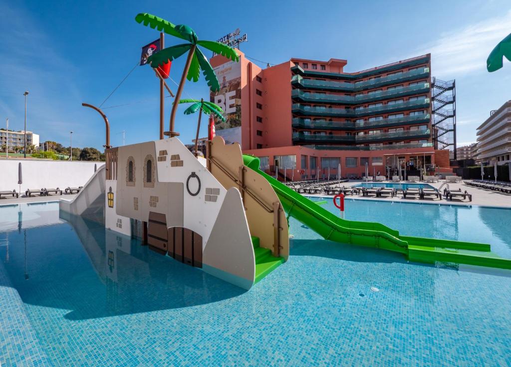 un parque infantil con tobogán en una piscina en Fenals Garden, en Lloret de Mar