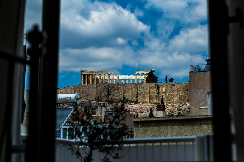 een raam met uitzicht op een gebouw bij Acropolis Exceptional View in Athene