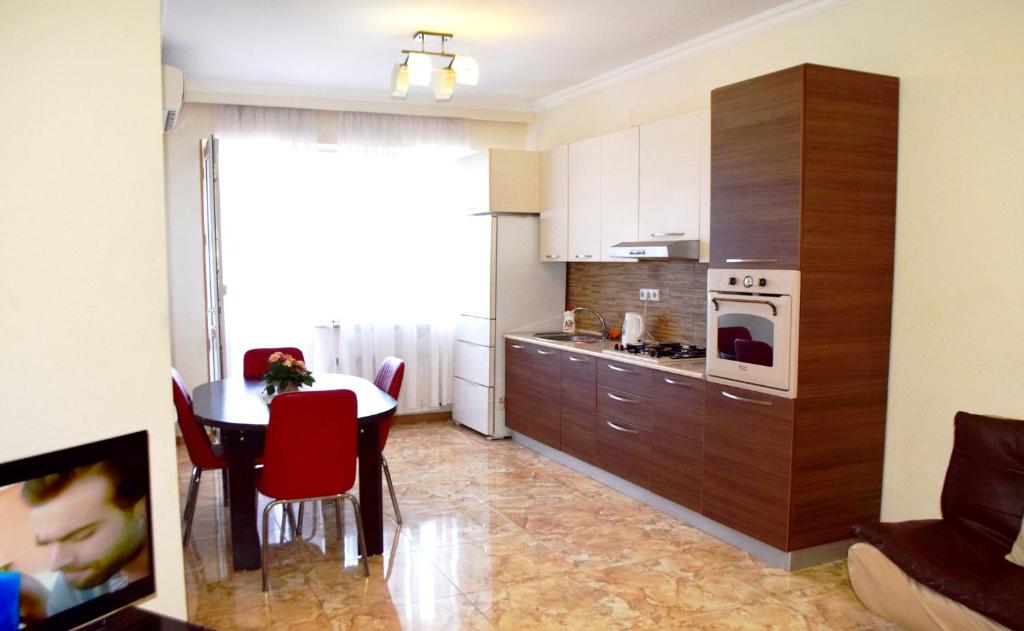 eine Küche mit einem Tisch und einem Esszimmer in der Unterkunft tbilisi tower 3 in Tbilisi City