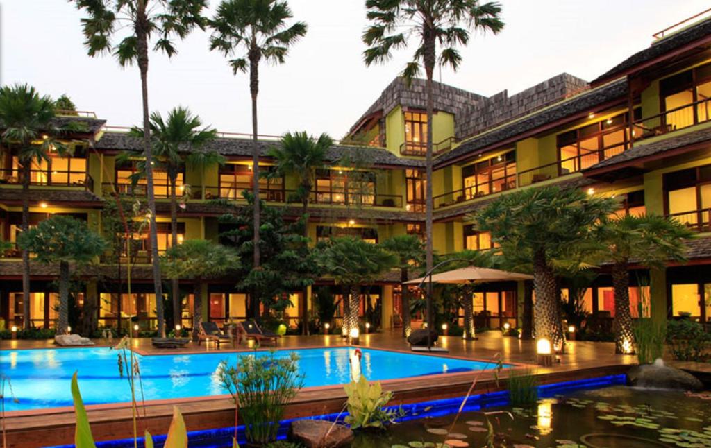 una vista exterior de un complejo con piscina en VC@Suanpaak Boutique Hotel & Service Apartment, en Chiang Mai