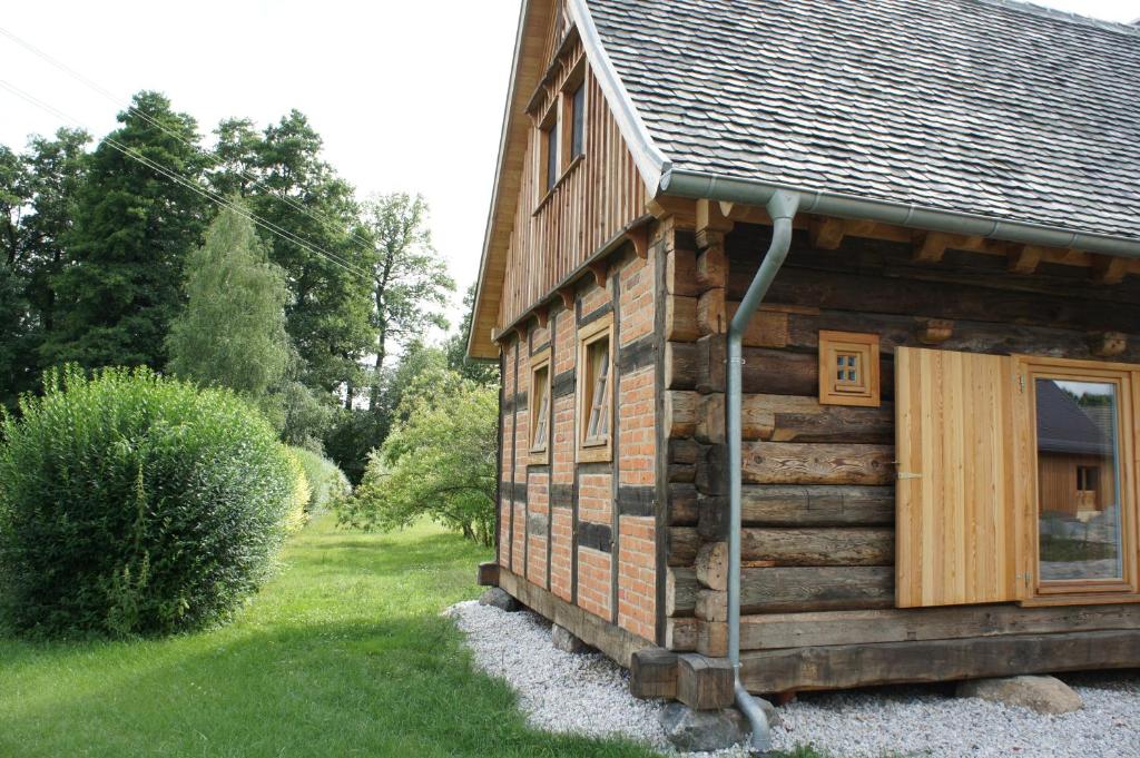 una cabaña de madera con una ventana en el lateral. en FH Strowota, en Kolonie