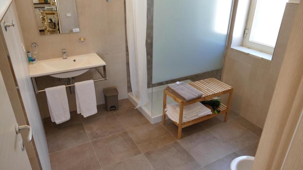 a small bathroom with a sink and a mirror at Appartamento in villa ad Ischia in Ischia