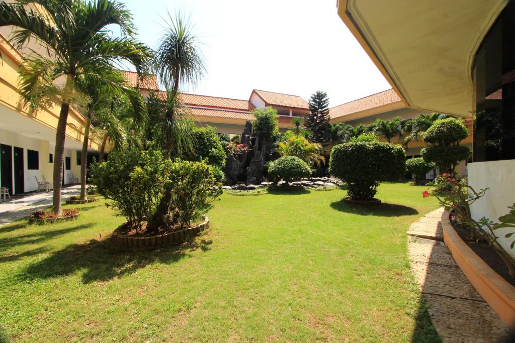 Hotel Sinar 2 tesisinin dışında bir bahçe
