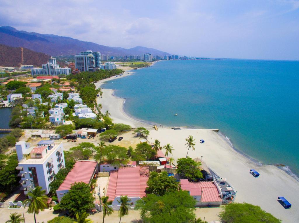 eine Luftansicht auf einen Strand mit Gebäuden und das Meer in der Unterkunft GIO Hotel Tama Santa Marta in Santa Marta