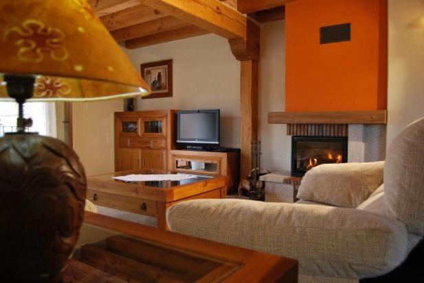 TV a/nebo společenská místnost v ubytování CASA RURAL EL PILON